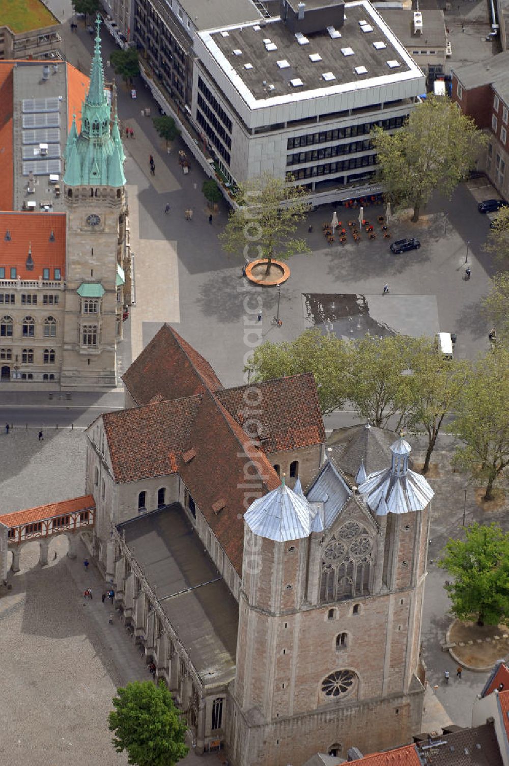 Braunschweig from the bird's eye view: Blick auf den Dom und das Rathaus von Braunschweig. Der Dom enstand seit dem 12. Jahrhundert, das Rathaus wurde Ende des 19. Jahrhunderts erbaut. View of the Cathedral and the town hall of Brunswick. The Cathedral was built since 12th Century, the town hall was built at the end of the 19th Century.