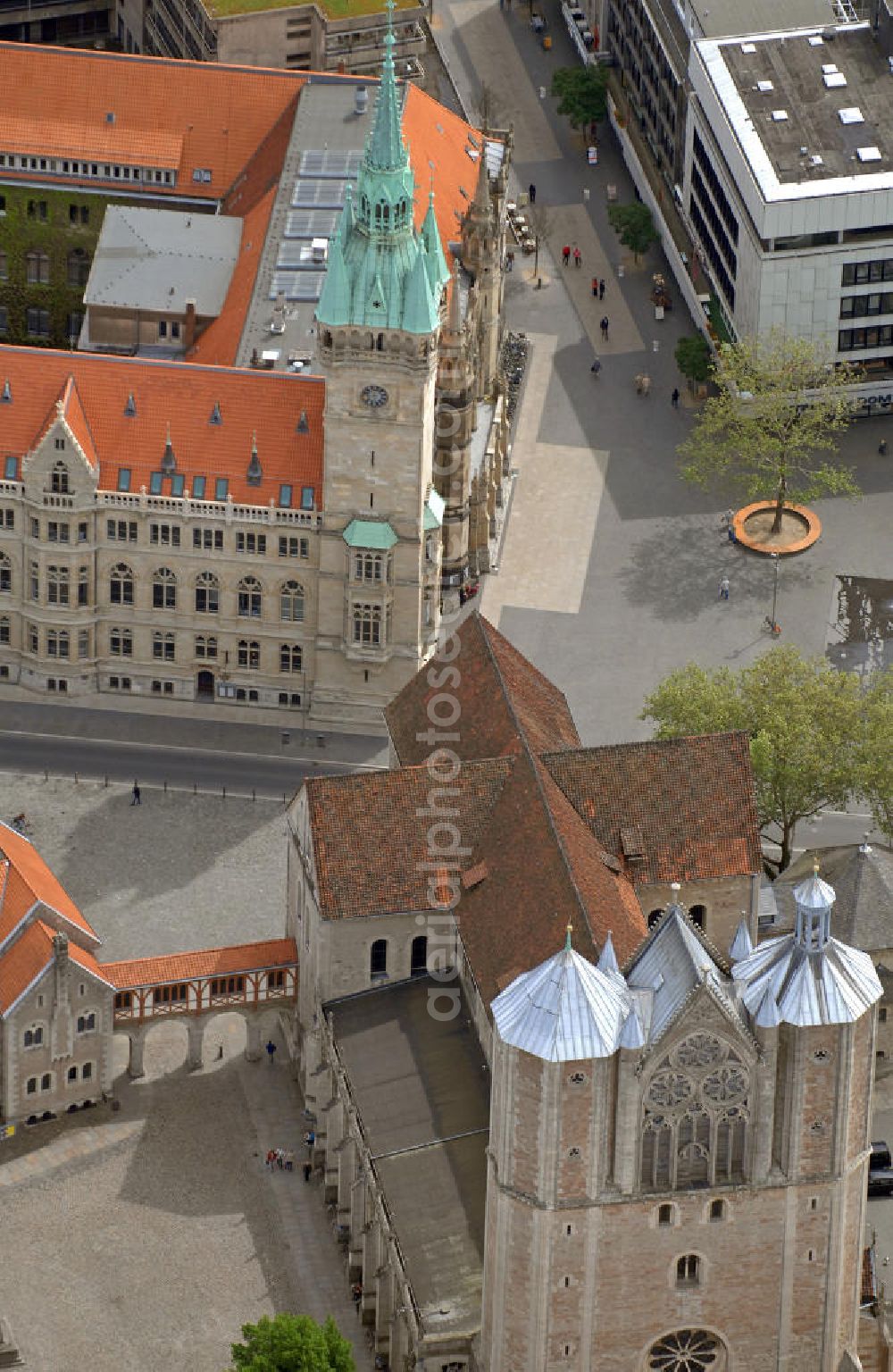 Aerial image Braunschweig - Blick auf den Dom und das Rathaus von Braunschweig. Der Dom enstand seit dem 12. Jahrhundert, das Rathaus wurde Ende des 19. Jahrhunderts erbaut. View of the Cathedral and the town hall of Brunswick. The Cathedral was built since 12th Century, the town hall was built at the end of the 19th Century.