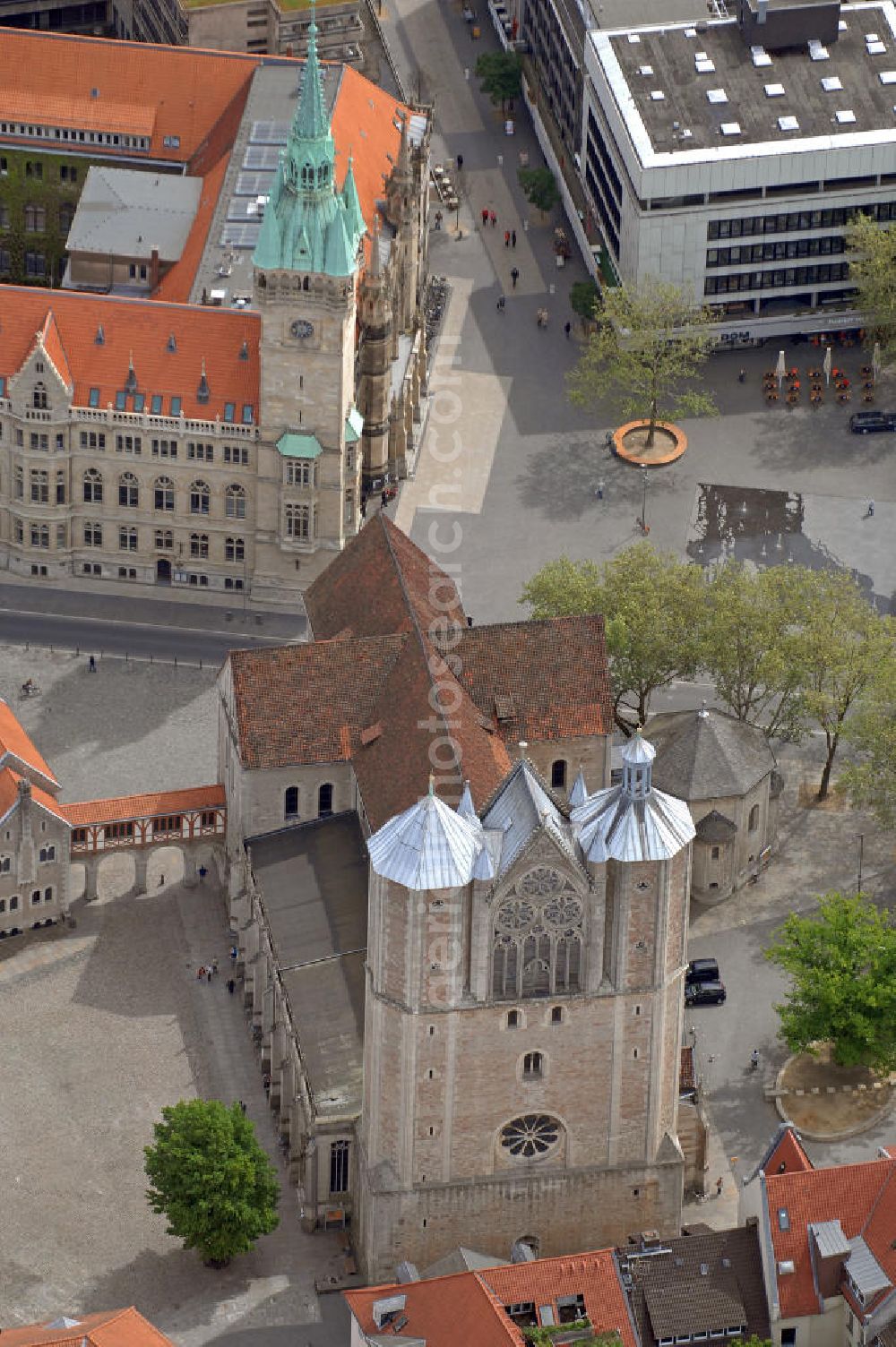 Aerial photograph Braunschweig - Blick auf den Dom und das Rathaus von Braunschweig. Der Dom enstand seit dem 12. Jahrhundert, das Rathaus wurde Ende des 19. Jahrhunderts erbaut. View of the Cathedral and the town hall of Brunswick. The Cathedral was built since 12th Century, the town hall was built at the end of the 19th Century.