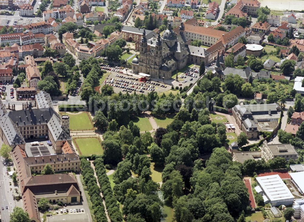 Aerial image Fulda - Blick auf die Grabeskirche des Apostels der Deutschen, seit 1752 Domkirche, sie steht auf Fundamenten einer alten Benedikitinerabtei. Links drängen die Domdekanie und das Priesterseminar an den Dom heran. Zu sehen sind außerdem die Michaeliskirche (re.) und das umfangreiche Stadtschloss.