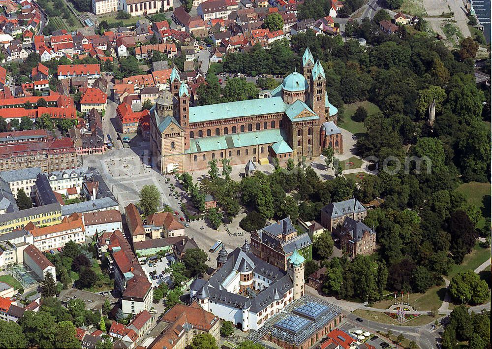 Aerial photograph SPEYER - Blick auf den Dom zu Speyer. Der Kaiser- und Mariendom zu Speyer ist die größte erhaltene romanische Kirche der Welt. Mitte des 20. Jhd. wurde der Dom reromanisiert und 1996 renoviert. Speyer ist eine historisch und kulturell bedeutende Stadt am Oberrhein. Als römische Gründung ist sie eine der ältesten Städte Deutschlands. Zwischen 1816 und 1945 Sitz der bayrischen Verwaltung der Pfalz, gehört Speyer heute als kreisfreie Stadt zu Rheinland-Pfalz. View of the Cathedral of Speyer. The Emperor and St. Mary's Cathedral of Speyer is the largest remaining Romanesque church in the world. Mid-20th Reromanisiert century was the cathedral and renovated in 1996.