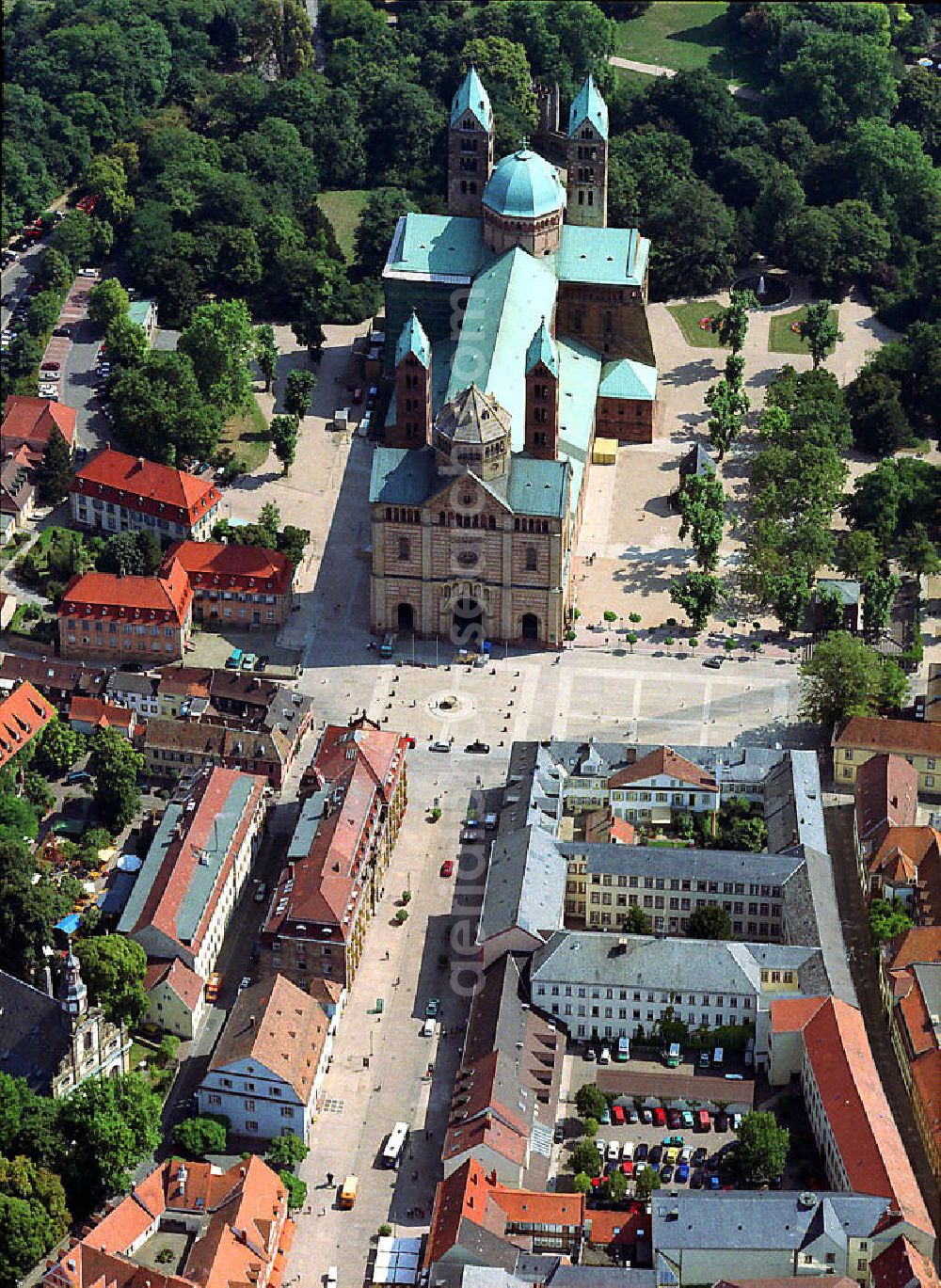 SPEYER from above - Blick auf den Dom zu Speyer. Der Kaiser- und Mariendom zu Speyer ist die größte erhaltene romanische Kirche der Welt. Mitte des 20. Jhd. wurde der Dom reromanisiert und 1996 renoviert. Speyer ist eine historisch und kulturell bedeutende Stadt am Oberrhein. Als römische Gründung ist sie eine der ältesten Städte Deutschlands. Zwischen 1816 und 1945 Sitz der bayrischen Verwaltung der Pfalz, gehört Speyer heute als kreisfreie Stadt zu Rheinland-Pfalz. View of the Cathedral of Speyer. The Emperor and St. Mary's Cathedral of Speyer is the largest remaining Romanesque church in the world. Mid-20th Reromanisiert century was the cathedral and renovated in 1996.