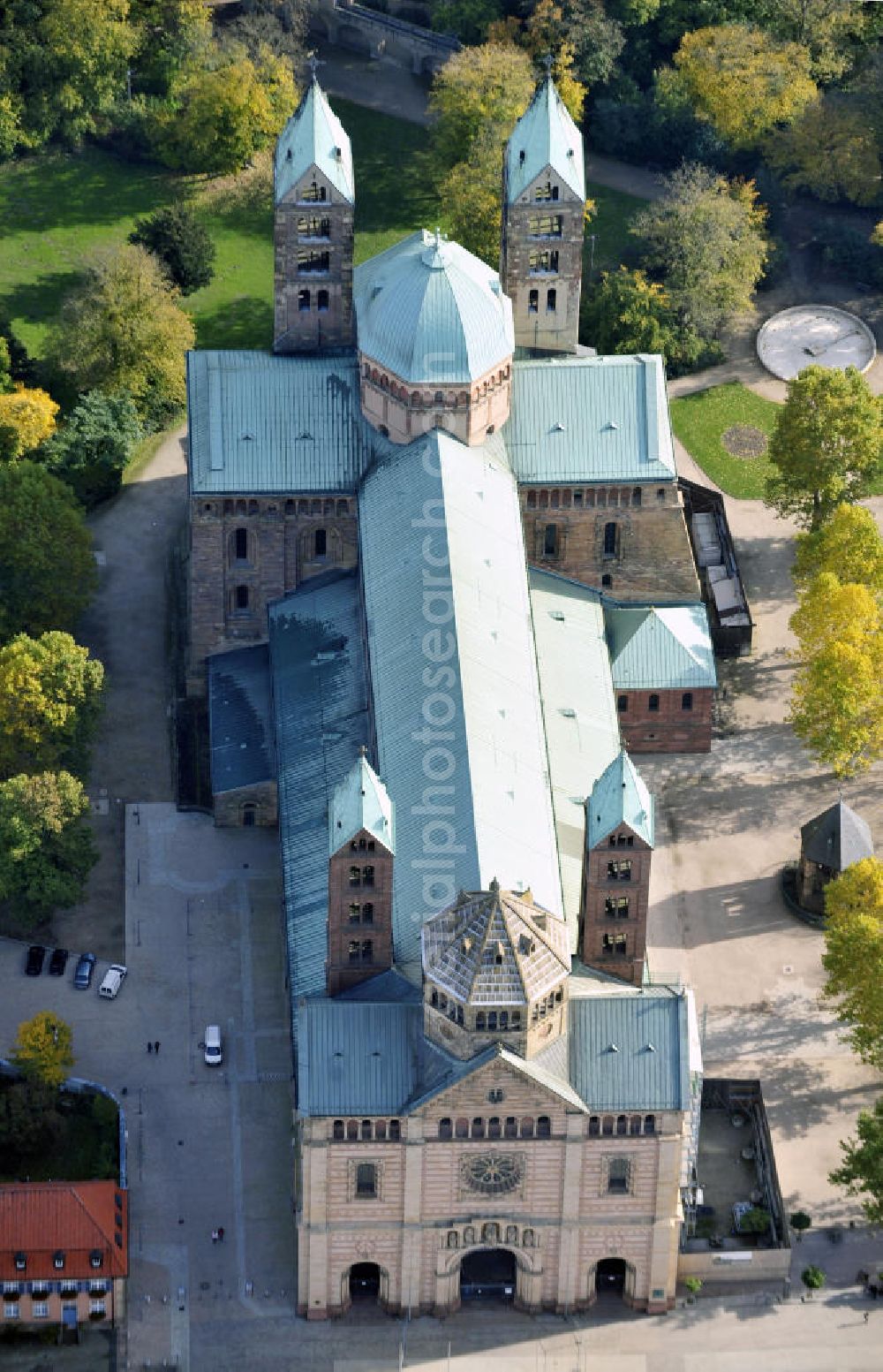 Aerial image Speyer - Der Kaiser- und Mariendom zu Speyer ist die größte erhaltene romanische Kirche der Welt. Mitte des 20. Jhd. wurde der Dom reromanisiert und 1996 renoviert. Speyer ist eine historisch und kulturell bedeutende Stadt am Oberrhein. Als römische Gründung ist sie eine der ältesten Städte Deutschlands. Zwischen 1816 und 1945 Sitz der bayrischen Verwaltung der Pfalz, gehört Speyer heute als kreisfreie Stadt zu Rheinland-Pfalz. View of the Cathedral of Speyer The Emperor and St. Marys Cathedral of Speyer is the largest remaining Romanesque church in the world. Mid-20th Reromanisiert century was the cathedral and renovated in 1996.