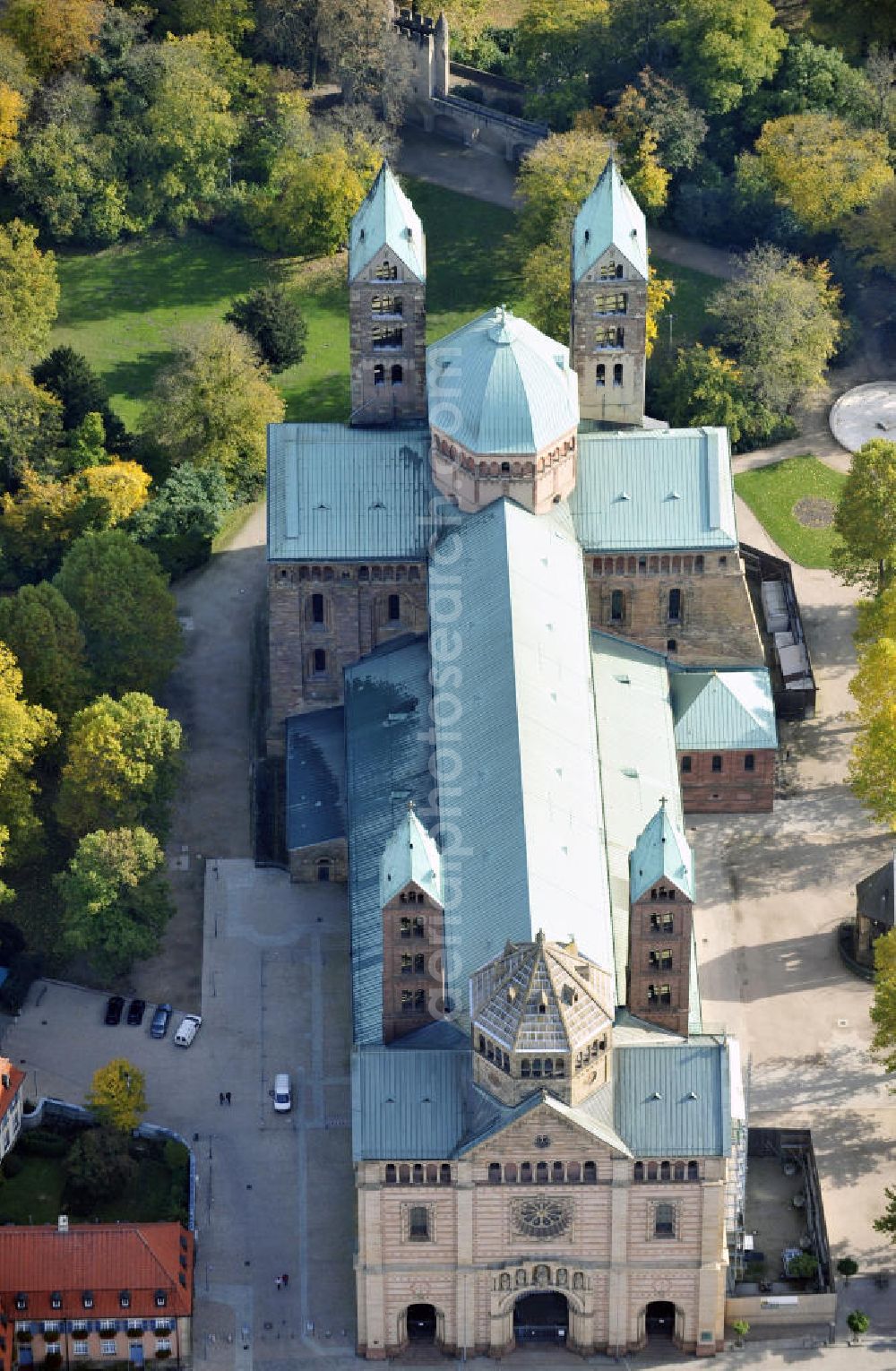 Aerial photograph Speyer - Der Kaiser- und Mariendom zu Speyer ist die größte erhaltene romanische Kirche der Welt. Mitte des 20. Jhd. wurde der Dom reromanisiert und 1996 renoviert. Speyer ist eine historisch und kulturell bedeutende Stadt am Oberrhein. Als römische Gründung ist sie eine der ältesten Städte Deutschlands. Zwischen 1816 und 1945 Sitz der bayrischen Verwaltung der Pfalz, gehört Speyer heute als kreisfreie Stadt zu Rheinland-Pfalz. View of the Cathedral of Speyer The Emperor and St. Marys Cathedral of Speyer is the largest remaining Romanesque church in the world. Mid-20th Reromanisiert century was the cathedral and renovated in 1996.