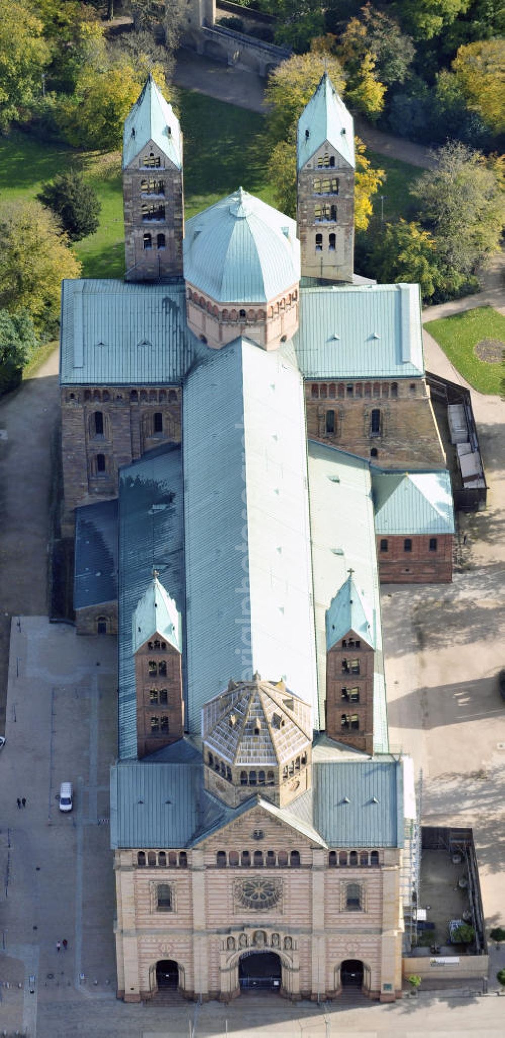 Speyer from above - Der Kaiser- und Mariendom zu Speyer ist die größte erhaltene romanische Kirche der Welt. Mitte des 20. Jhd. wurde der Dom reromanisiert und 1996 renoviert. Speyer ist eine historisch und kulturell bedeutende Stadt am Oberrhein. Als römische Gründung ist sie eine der ältesten Städte Deutschlands. Zwischen 1816 und 1945 Sitz der bayrischen Verwaltung der Pfalz, gehört Speyer heute als kreisfreie Stadt zu Rheinland-Pfalz. View of the Cathedral of Speyer The Emperor and St. Marys Cathedral of Speyer is the largest remaining Romanesque church in the world. Mid-20th Reromanisiert century was the cathedral and renovated in 1996.