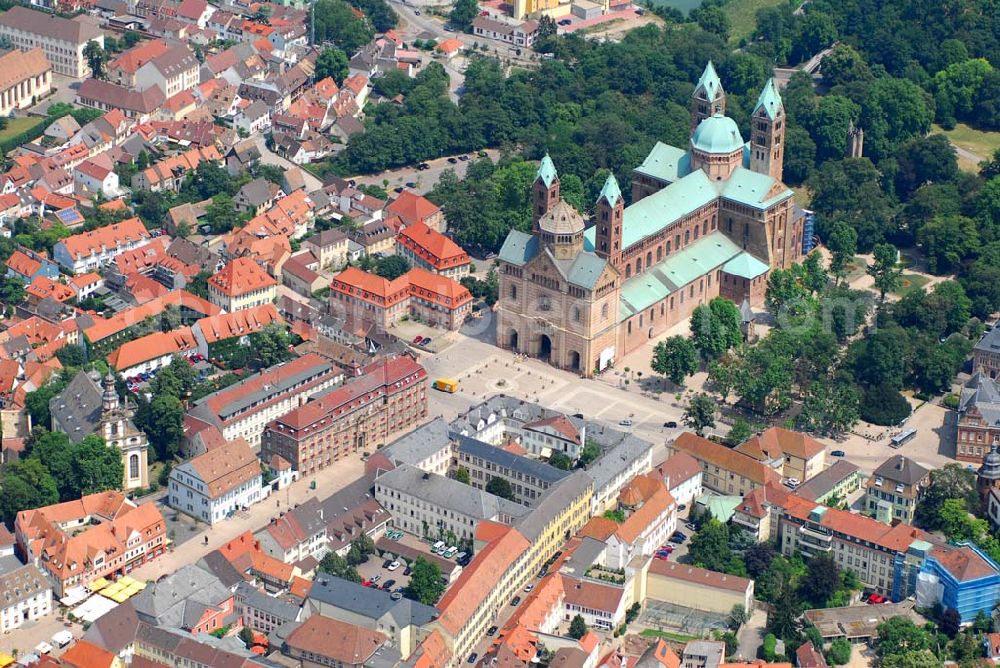 Aerial image Speyer - Dom zu Speyer. Der Kaiser- und Mariendom zu Speyer ist die größte erhaltene romanische Kirche der Welt. Mitte des 20. Jhd. wurde der Dom reromanisiert und 1996 renoviert. Kontakt: Europäische Stiftung Kaiserdom zu Speyer, Bischöfliches Ordinariat, Kleine Pfaffengasse 16, 67343 Speyer, Telefon: 06232 /102-397 (vormittags), Telefax: 06232 / 102-352, stiftung-kaiserdom@bistum-speyer.de,