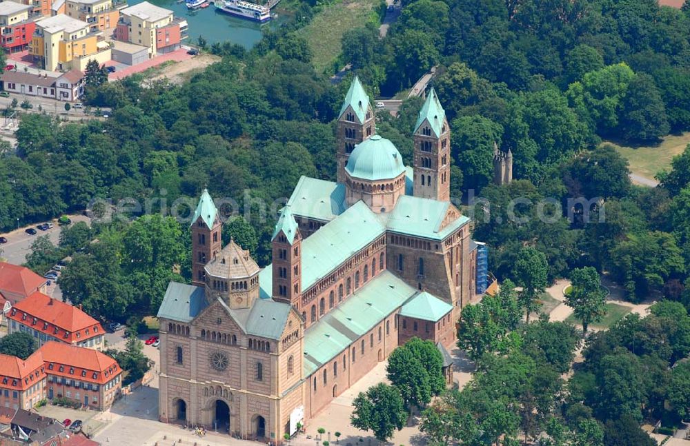 Speyer from the bird's eye view: Dom zu Speyer. Der Kaiser- und Mariendom zu Speyer ist die größte erhaltene romanische Kirche der Welt. Mitte des 20. Jhd. wurde der Dom reromanisiert und 1996 renoviert. Kontakt: Europäische Stiftung Kaiserdom zu Speyer, Bischöfliches Ordinariat, Kleine Pfaffengasse 16, 67343 Speyer, Telefon: 06232 /102-397 (vormittags), Telefax: 06232 / 102-352, stiftung-kaiserdom@bistum-speyer.de,