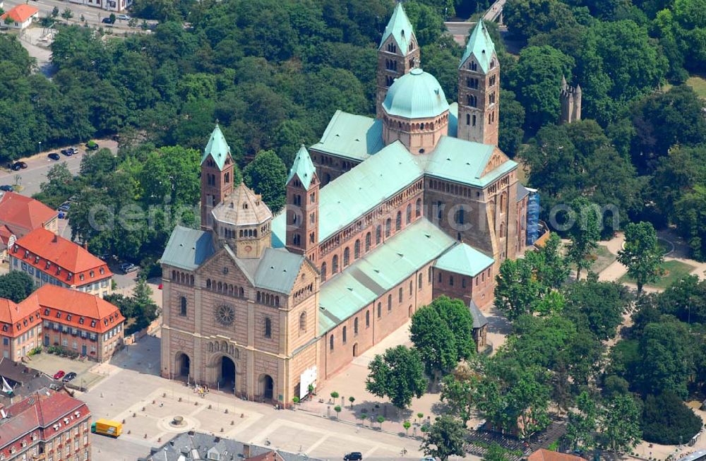 Aerial image Speyer - Dom zu Speyer. Der Kaiser- und Mariendom zu Speyer ist die größte erhaltene romanische Kirche der Welt. Mitte des 20. Jhd. wurde der Dom reromanisiert und 1996 renoviert. Kontakt: Europäische Stiftung Kaiserdom zu Speyer, Bischöfliches Ordinariat, Kleine Pfaffengasse 16, 67343 Speyer, Telefon: 06232 /102-397 (vormittags), Telefax: 06232 / 102-352, stiftung-kaiserdom@bistum-speyer.de,