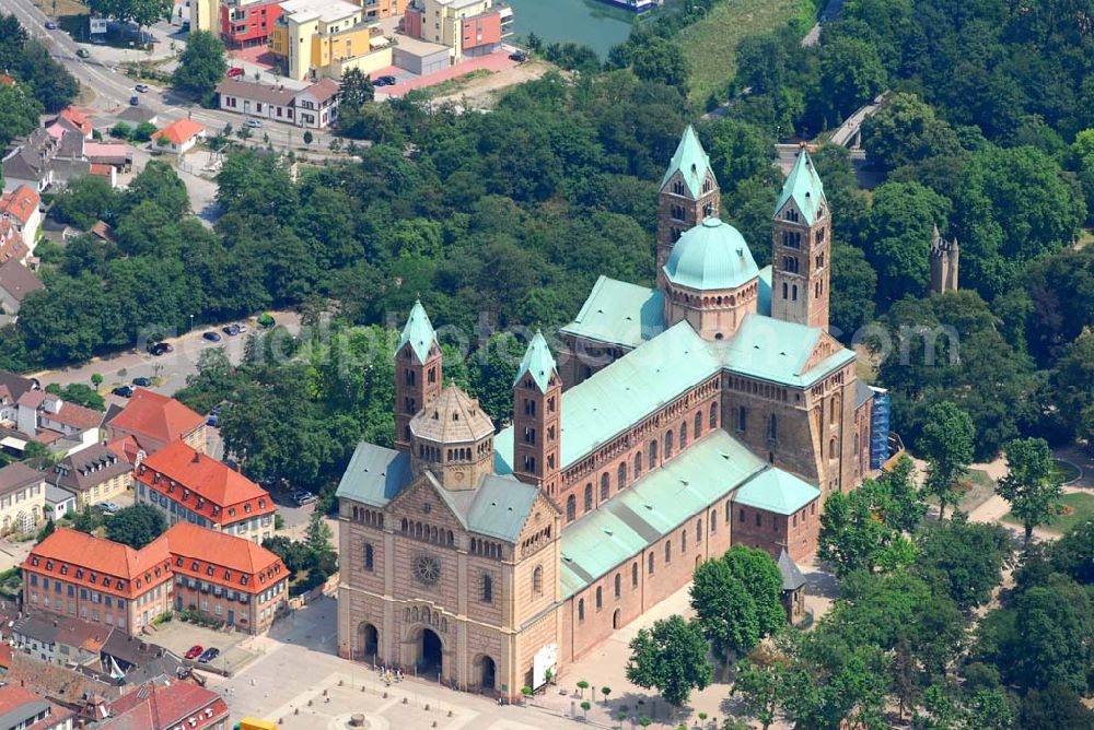 Aerial photograph Speyer - Dom zu Speyer. Der Kaiser- und Mariendom zu Speyer ist die größte erhaltene romanische Kirche der Welt. Mitte des 20. Jhd. wurde der Dom reromanisiert und 1996 renoviert. Kontakt: Europäische Stiftung Kaiserdom zu Speyer, Bischöfliches Ordinariat, Kleine Pfaffengasse 16, 67343 Speyer, Telefon: 06232 /102-397 (vormittags), Telefax: 06232 / 102-352, stiftung-kaiserdom@bistum-speyer.de,