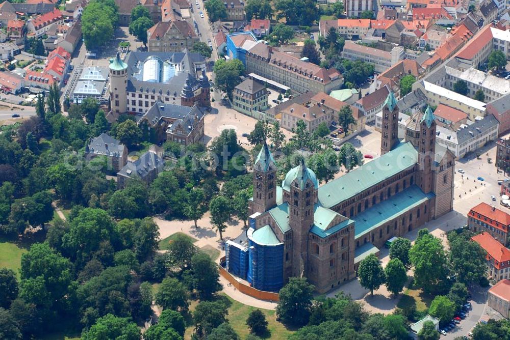 Speyer from the bird's eye view: Dom zu Speyer. Der Kaiser- und Mariendom zu Speyer ist die größte erhaltene romanische Kirche der Welt. Mitte des 20. Jhd. wurde der Dom reromanisiert und 1996 renoviert. Kontakt: Europäische Stiftung Kaiserdom zu Speyer, Bischöfliches Ordinariat, Kleine Pfaffengasse 16, 67343 Speyer, Telefon: 06232 /102-397 (vormittags), Telefax: 06232 / 102-352, stiftung-kaiserdom@bistum-speyer.de,