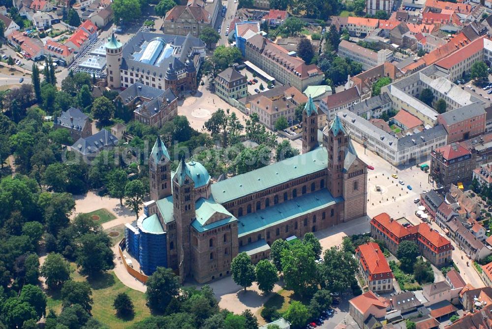 Aerial photograph Speyer - Dom zu Speyer. Der Kaiser- und Mariendom zu Speyer ist die größte erhaltene romanische Kirche der Welt. Mitte des 20. Jhd. wurde der Dom reromanisiert und 1996 renoviert. Kontakt: Europäische Stiftung Kaiserdom zu Speyer, Bischöfliches Ordinariat, Kleine Pfaffengasse 16, 67343 Speyer, Telefon: 06232 /102-397 (vormittags), Telefax: 06232 / 102-352, stiftung-kaiserdom@bistum-speyer.de,