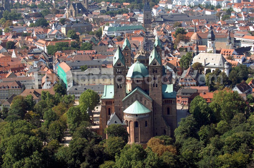 Aerial image SPEYER - Blick auf den Dom zu Speyer. Der Kaiser- und Mariendom zu Speyer ist die größte erhaltene romanische Kirche der Welt. Mitte des 20. Jhd. wurde der Dom reromanisiert und 1996 renoviert. Speyer ist eine historisch und kulturell bedeutende Stadt am Oberrhein. Als römische Gründung ist sie eine der ältesten Städte Deutschlands. Zwischen 1816 und 1945 Sitz der bayrischen Verwaltung der Pfalz, gehört Speyer heute als kreisfreie Stadt zu Rheinland-Pfalz und hat gut 50.000 Einwohner. Kontakt: Europäische Stiftung Kaiserdom zu Speyer, Bischöfliches Ordinariat, Kleine Pfaffengasse 16, 67343 Speyer, Tel. +49 (0)6232 102 397, Fax +49 (0)6232 102 352, e-mail: stiftung-kaiserdom@bistum-speyer.de,