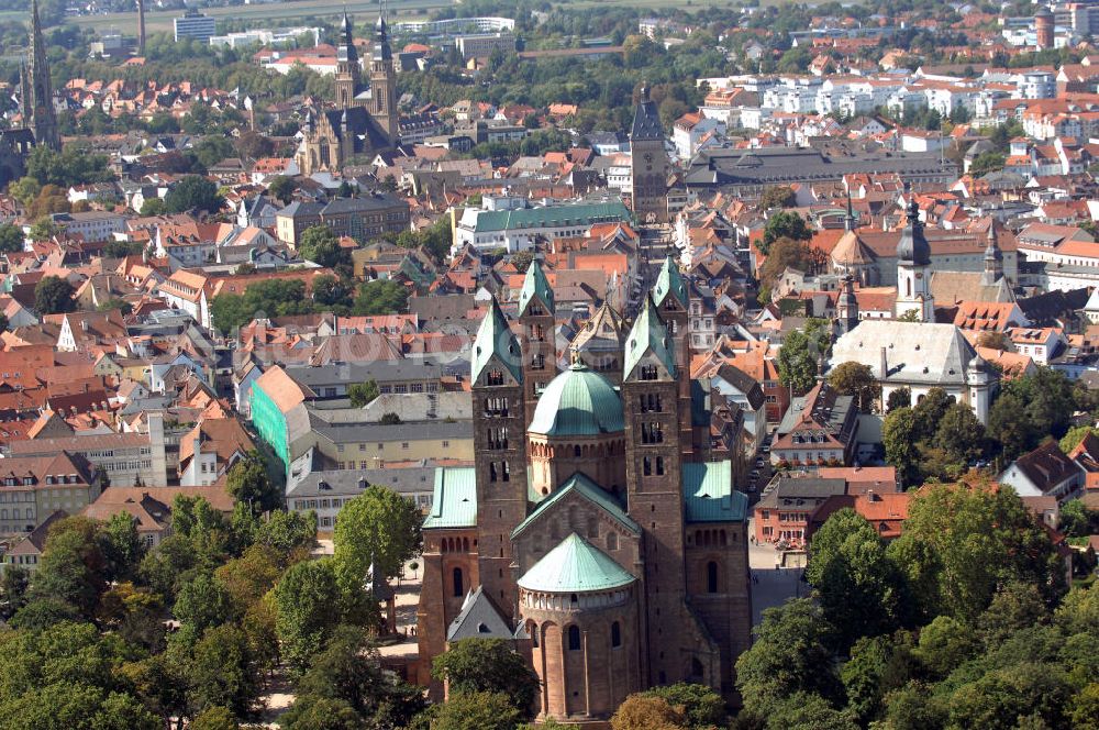 Aerial photograph SPEYER - Blick auf den Dom zu Speyer. Der Kaiser- und Mariendom zu Speyer ist die größte erhaltene romanische Kirche der Welt. Mitte des 20. Jhd. wurde der Dom reromanisiert und 1996 renoviert. Speyer ist eine historisch und kulturell bedeutende Stadt am Oberrhein. Als römische Gründung ist sie eine der ältesten Städte Deutschlands. Zwischen 1816 und 1945 Sitz der bayrischen Verwaltung der Pfalz, gehört Speyer heute als kreisfreie Stadt zu Rheinland-Pfalz und hat gut 50.000 Einwohner. Kontakt: Europäische Stiftung Kaiserdom zu Speyer, Bischöfliches Ordinariat, Kleine Pfaffengasse 16, 67343 Speyer, Tel. +49 (0)6232 102 397, Fax +49 (0)6232 102 352, e-mail: stiftung-kaiserdom@bistum-speyer.de,