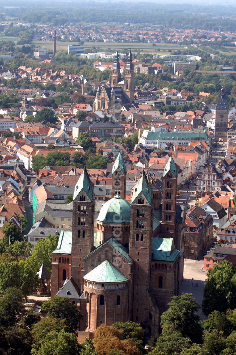 SPEYER from above - Blick auf den Dom zu Speyer. Der Kaiser- und Mariendom zu Speyer ist die größte erhaltene romanische Kirche der Welt. Mitte des 20. Jhd. wurde der Dom reromanisiert und 1996 renoviert. Speyer ist eine historisch und kulturell bedeutende Stadt am Oberrhein. Als römische Gründung ist sie eine der ältesten Städte Deutschlands. Zwischen 1816 und 1945 Sitz der bayrischen Verwaltung der Pfalz, gehört Speyer heute als kreisfreie Stadt zu Rheinland-Pfalz und hat gut 50.000 Einwohner. Kontakt: Europäische Stiftung Kaiserdom zu Speyer, Bischöfliches Ordinariat, Kleine Pfaffengasse 16, 67343 Speyer, Tel. +49 (0)6232 102 397, Fax +49 (0)6232 102 352, e-mail: stiftung-kaiserdom@bistum-speyer.de,