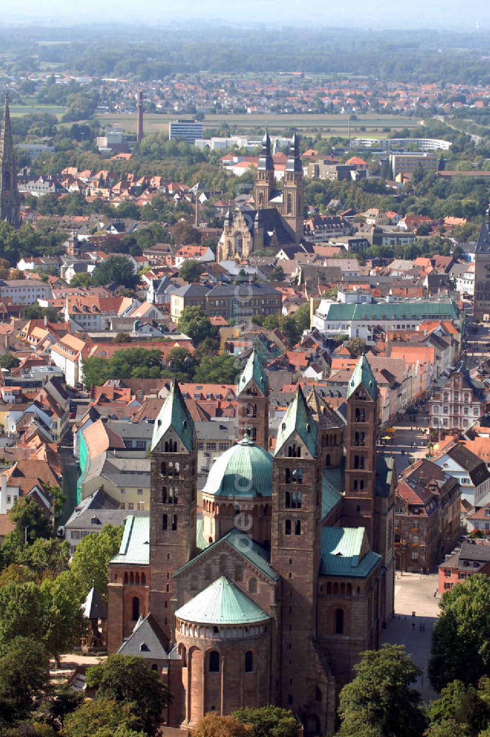 SPEYER from the bird's eye view: Blick auf den Dom zu Speyer. Der Kaiser- und Mariendom zu Speyer ist die größte erhaltene romanische Kirche der Welt. Mitte des 20. Jhd. wurde der Dom reromanisiert und 1996 renoviert. Speyer ist eine historisch und kulturell bedeutende Stadt am Oberrhein. Als römische Gründung ist sie eine der ältesten Städte Deutschlands. Zwischen 1816 und 1945 Sitz der bayrischen Verwaltung der Pfalz, gehört Speyer heute als kreisfreie Stadt zu Rheinland-Pfalz und hat gut 50.000 Einwohner. Kontakt: Europäische Stiftung Kaiserdom zu Speyer, Bischöfliches Ordinariat, Kleine Pfaffengasse 16, 67343 Speyer, Tel. +49 (0)6232 102 397, Fax +49 (0)6232 102 352, e-mail: stiftung-kaiserdom@bistum-speyer.de,