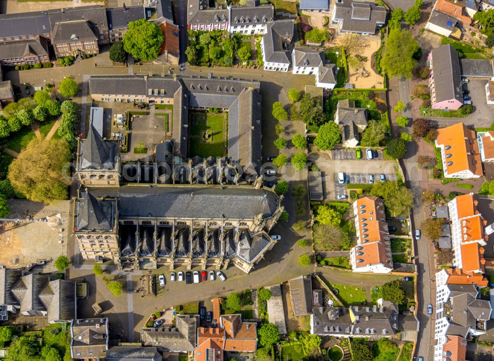 Xanten from the bird's eye view: Church building in St.Viktor Probsteikirche Old Town- center of downtown in the district Wardt in Xanten in the state North Rhine-Westphalia, Germany