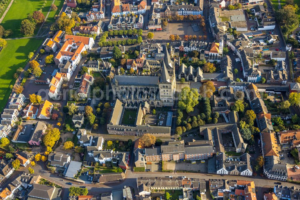 Aerial image Xanten - Church building in St.Viktor Probsteikirche Old Town- center of downtown in the district Wardt in Xanten in the state North Rhine-Westphalia, Germany