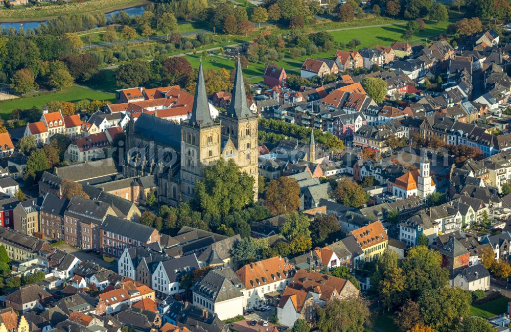 Aerial photograph Xanten - Church building in St.Viktor Probsteikirche Old Town- center of downtown in the district Wardt in Xanten in the state North Rhine-Westphalia, Germany