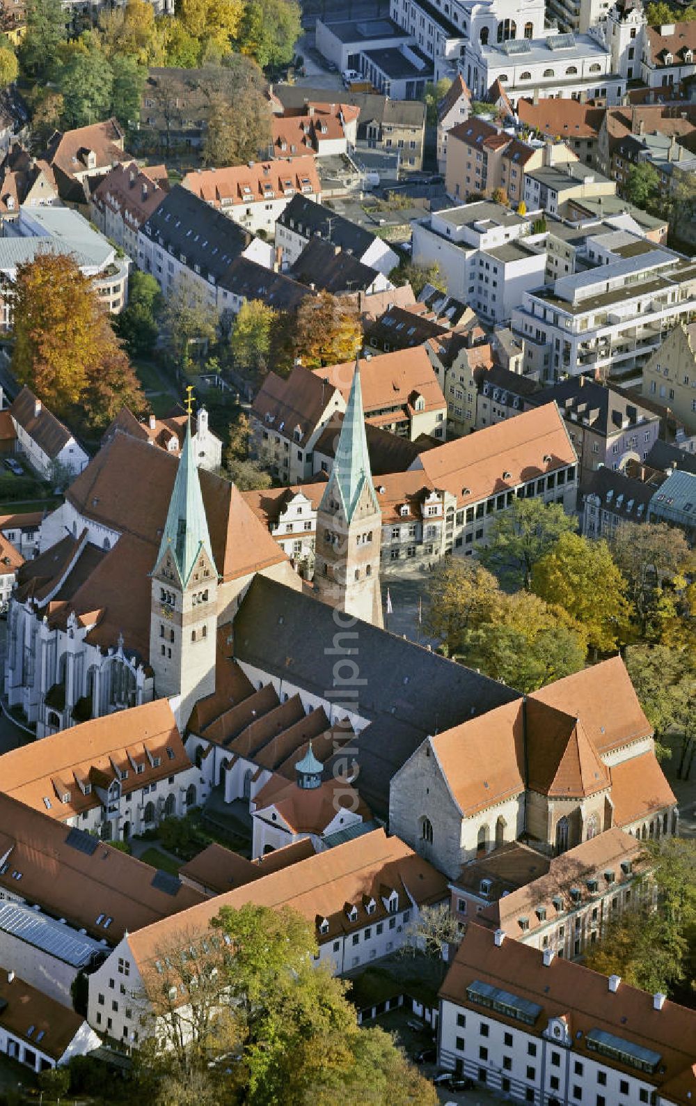 Aerial photograph Augsburg - Blick auf den Augsburger Dom Unserer Lieben Frau. Er ist die Kathedrale des Bistums Augsburg und hat seine Ursprünge im 8. Jahrhundert. View of the Augsburg Cathedral of Our Lady. It is the cathedral of the diocese of Augsburg and has its origins in the 8th Century.