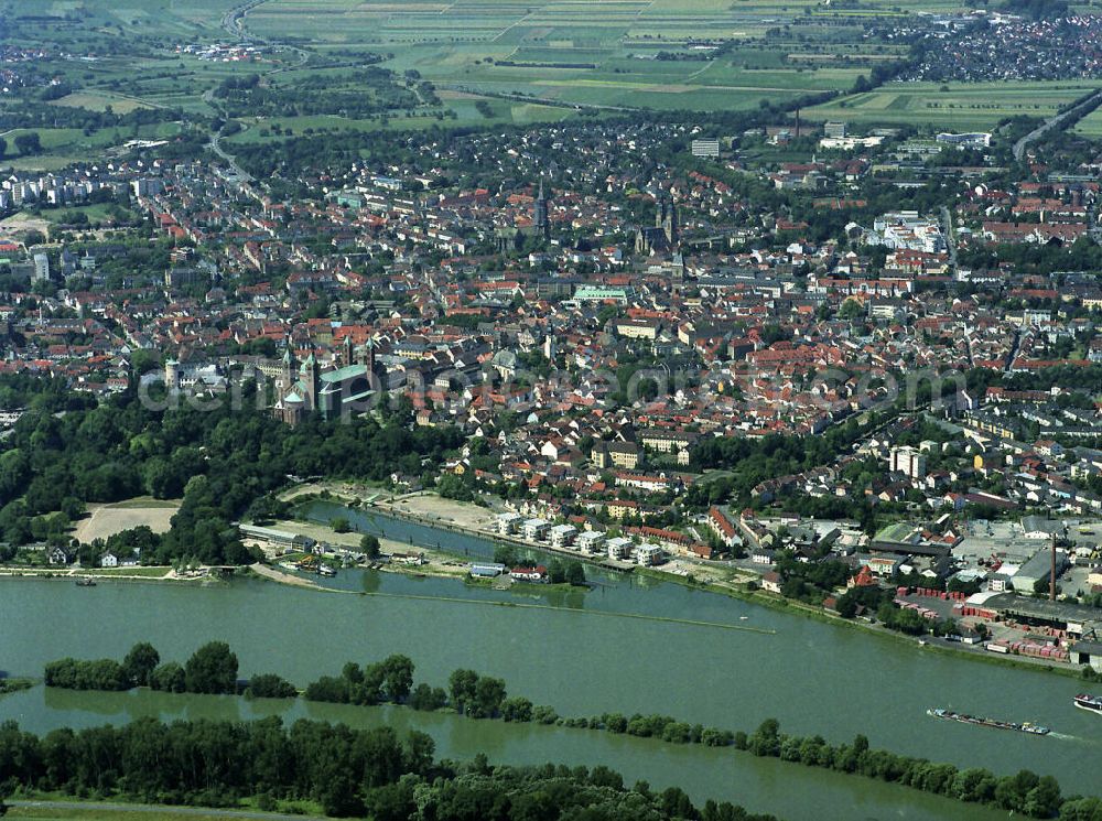 Speyer from above - Blick auf die Stadt Speyer am Oberrhein in Rheinland-Pfalz, mit dem Kaiser- und Mariendom und dem Yachthafen. Der Dom zu Speyer ist die weltweit größte noch erhaltene romanische Kirche und zählt seit 1981 zum UNESCO-Weltkulturerbe. Der Yachthafen, der früher Alter Hafen hieß, wurde völlig bebaut. View to the city Speyer in Rhineland-Palatinate, with the Kaiser- and Marien Cathedral an the yacht habour. The Cathedral is the worldwide preserved and largest romanic church. Since 1981 it is a UNESCO worl heritage.