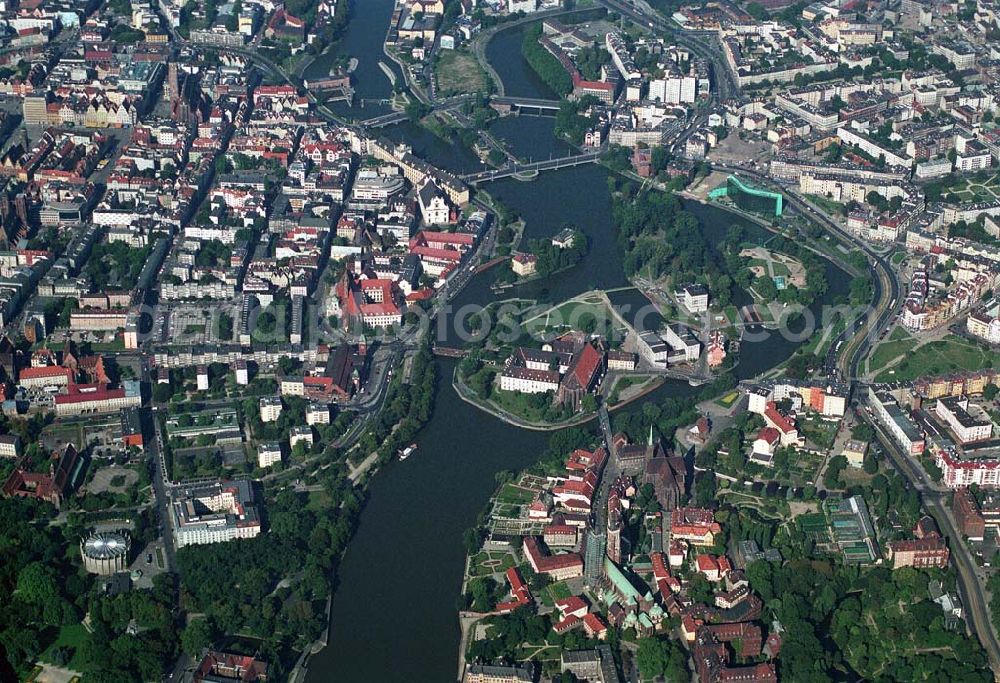 Aerial photograph Wroclaw (Polen) - Blick auf die nödlich der Innenstadt gelegene Dominsel, dessen Bezeichnung historisch bedingt ist, da ein Nebenarm der Oder bereits im 19.Jahrhundert zugeschüttet worden ist. Die Dominsel ist auch der geschichtlich Ursprung der Stadt. Mit dem bekannten Johannesdom und der Hl. Kreuzkirche befinden sich dort noch weitere sehenswerte sakrale und profane Gebäude und Gartenanlagen.