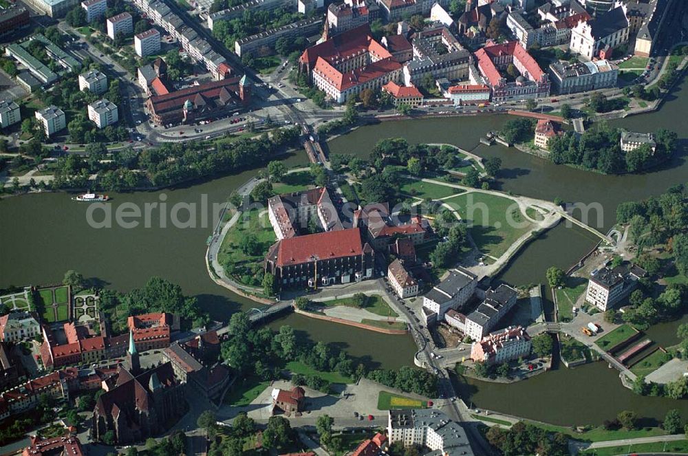 Wroclaw (Polen) from above - Blick auf die nödlich der Innenstadt gelegene Dominsel, dessen Bezeichnung historisch bedingt ist, da ein Nebenarm der Oder bereits im 19.Jahrhundert zugeschüttet worden ist. Die Dominsel ist auch der geschichtlich Ursprung der Stadt. Mit dem bekannten Johannesdom und der Hl. Kreuzkirche befinden sich dort noch weitere sehenswerte sakrale und profane Gebäude und Gartenanlagen.