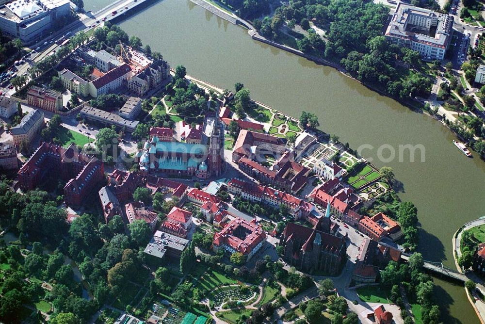 Wroclaw (Polen) from the bird's eye view: Blick auf die nödlich der Innenstadt gelegene Dominsel, dessen Bezeichnung historisch bedingt ist, da ein Nebenarm der Oder bereits im 19.Jahrhundert zugeschüttet worden ist. Die Dominsel ist auch der geschichtlich Ursprung der Stadt. Mit dem bekannten Johannesdom und der Hl. Kreuzkirche befinden sich dort noch weitere sehenswerte sakrale und profane Gebäude und Gartenanlagen.