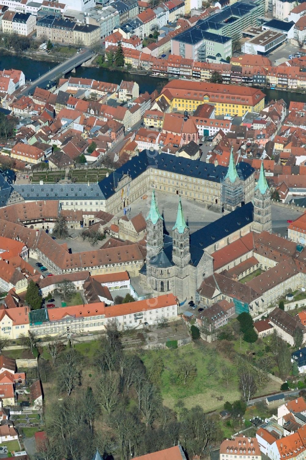 Bamberg from the bird's eye view: Cathedral Square with the cathedral and the new residence in Bamberg in the state Bavaria