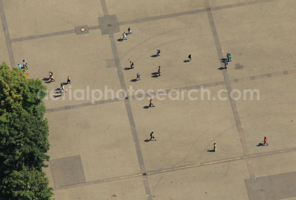 Erfurt from the bird's eye view: On the cathedral square of Erfurt in Thuringia passers are traveling