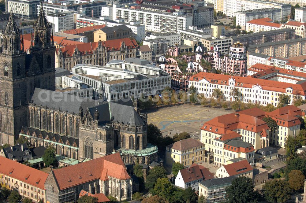 Magdeburg from above - Blick auf den Domplatz in der Magdeburger Altstadt. Drumherum der Magdeburger Dom, das Ministerium der Justiz Sachsen-Anhalt, der Landtag Sachsen-Anhalt, die Grüne Zitadelle und im Hintergrund das Justizzentrum am Breiten Weg.