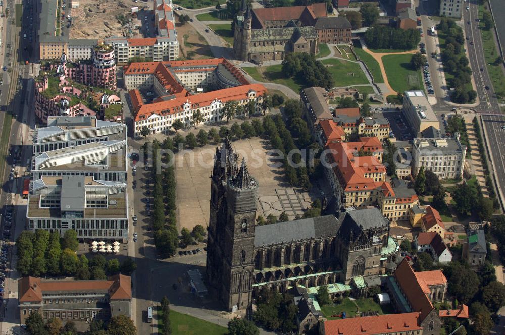 Aerial image Magdeburg - Blick auf den Domplatz in Magdeburg. Zu sehen sind auch Gebäude wie das Hundertwasserhaus und das Kunstmuseum gegenüber dem Kloster Unser Lieben Frauen. Magdeburg 2007/08/07 The Cathedral Square, the Hundertwasserhouse and the Museum of Art in the opposite of the monastery Unser Lieben Frauen.