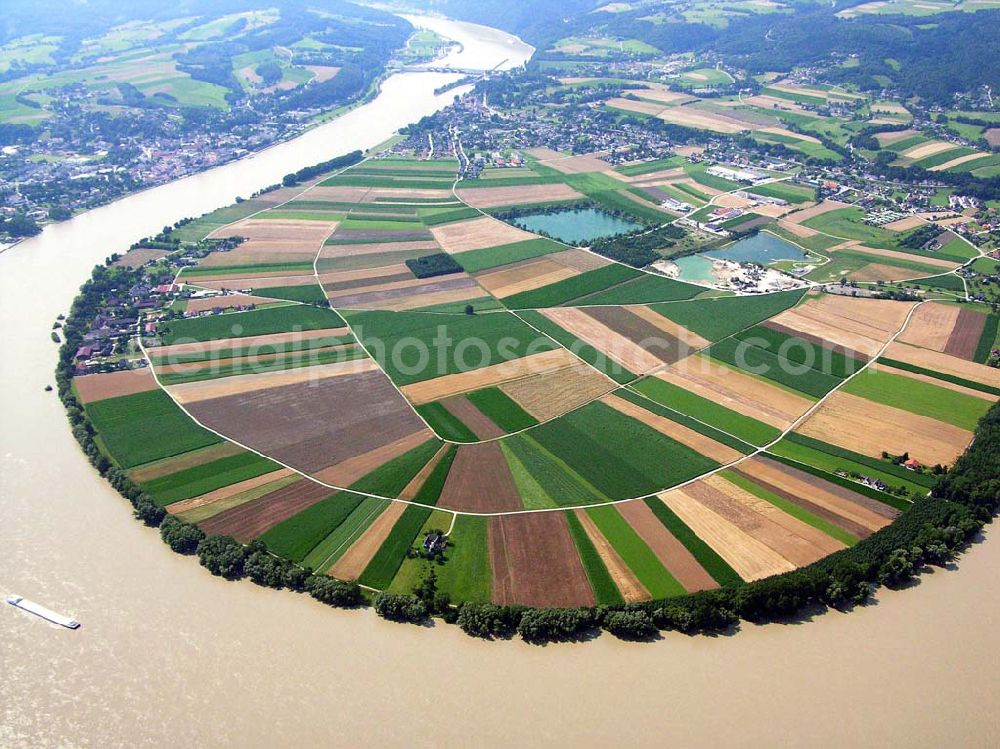 Aerial photograph Ybbs-Persenbeug (Österreich) - Blick auf den u-förmigen Donauverlauf bei Ybbs-Persenbeug in Österreich