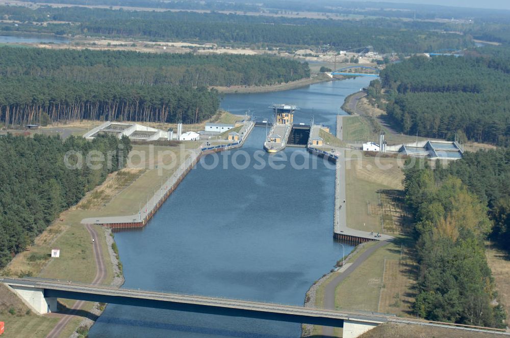 Hohenwarthe from above - Blick auf die an der Mittellandkanal-Haltung Südfeld-Hohenwarthe errichtete Doppelschleuse Hohenwarthe, mittels der die Schiffe rund 18,50 m tief in den Elbe-Havel-Kanal hinabgeschleust werden. Da die Leistungskapazität nur einer Schleusenkammer für den zu erwartenden Schiffsbetrieb nicht ausreichen würde, wurde eine doppelte Schleuse gebaut. Ein Projekt des WSV: Wasserstraßen-Neubauamt Magdeburg, 39106 Magdeburg, Tel. +49(0)391 535-0, email: wna-magdeburg@wsv.bund.de