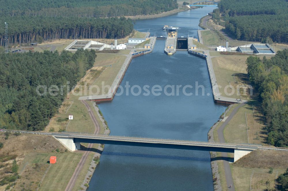 Hohenwarthe from the bird's eye view: Blick auf die an der Mittellandkanal-Haltung Südfeld-Hohenwarthe errichtete Doppelschleuse Hohenwarthe, mittels der die Schiffe rund 18,50 m tief in den Elbe-Havel-Kanal hinabgeschleust werden. Da die Leistungskapazität nur einer Schleusenkammer für den zu erwartenden Schiffsbetrieb nicht ausreichen würde, wurde eine doppelte Schleuse gebaut. Ein Projekt des WSV: Wasserstraßen-Neubauamt Magdeburg, 39106 Magdeburg, Tel. +49(0)391 535-0, email: wna-magdeburg@wsv.bund.de