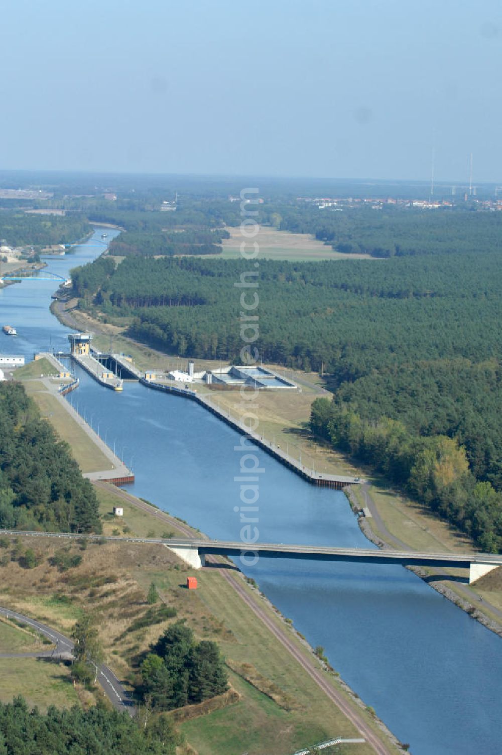 Aerial image Hohenwarthe - Blick auf die an der Mittellandkanal-Haltung Südfeld-Hohenwarthe errichtete Doppelschleuse Hohenwarthe, mittels der die Schiffe rund 18,50 m tief in den Elbe-Havel-Kanal hinabgeschleust werden. Da die Leistungskapazität nur einer Schleusenkammer für den zu erwartenden Schiffsbetrieb nicht ausreichen würde, wurde eine doppelte Schleuse gebaut. Ein Projekt des WSV: Wasserstraßen-Neubauamt Magdeburg, 39106 Magdeburg, Tel. +49(0)391 535-0, email: wna-magdeburg@wsv.bund.de