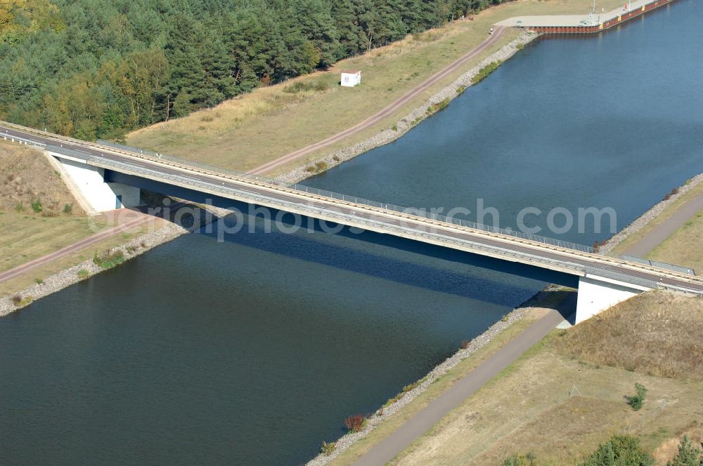 Aerial photograph Hohenwarthe - Blick auf die an der Mittellandkanal-Haltung Südfeld-Hohenwarthe errichtete Doppelschleuse Hohenwarthe, mittels der die Schiffe rund 18,50 m tief in den Elbe-Havel-Kanal hinabgeschleust werden. Da die Leistungskapazität nur einer Schleusenkammer für den zu erwartenden Schiffsbetrieb nicht ausreichen würde, wurde eine doppelte Schleuse gebaut. Ein Projekt des WSV: Wasserstraßen-Neubauamt Magdeburg, 39106 Magdeburg, Tel. +49(0)391 535-0, email: wna-magdeburg@wsv.bund.de