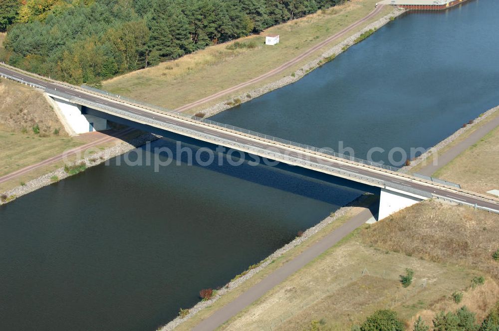 Hohenwarthe from above - Blick auf die an der Mittellandkanal-Haltung Südfeld-Hohenwarthe errichtete Doppelschleuse Hohenwarthe, mittels der die Schiffe rund 18,50 m tief in den Elbe-Havel-Kanal hinabgeschleust werden. Da die Leistungskapazität nur einer Schleusenkammer für den zu erwartenden Schiffsbetrieb nicht ausreichen würde, wurde eine doppelte Schleuse gebaut. Ein Projekt des WSV: Wasserstraßen-Neubauamt Magdeburg, 39106 Magdeburg, Tel. +49(0)391 535-0, email: wna-magdeburg@wsv.bund.de