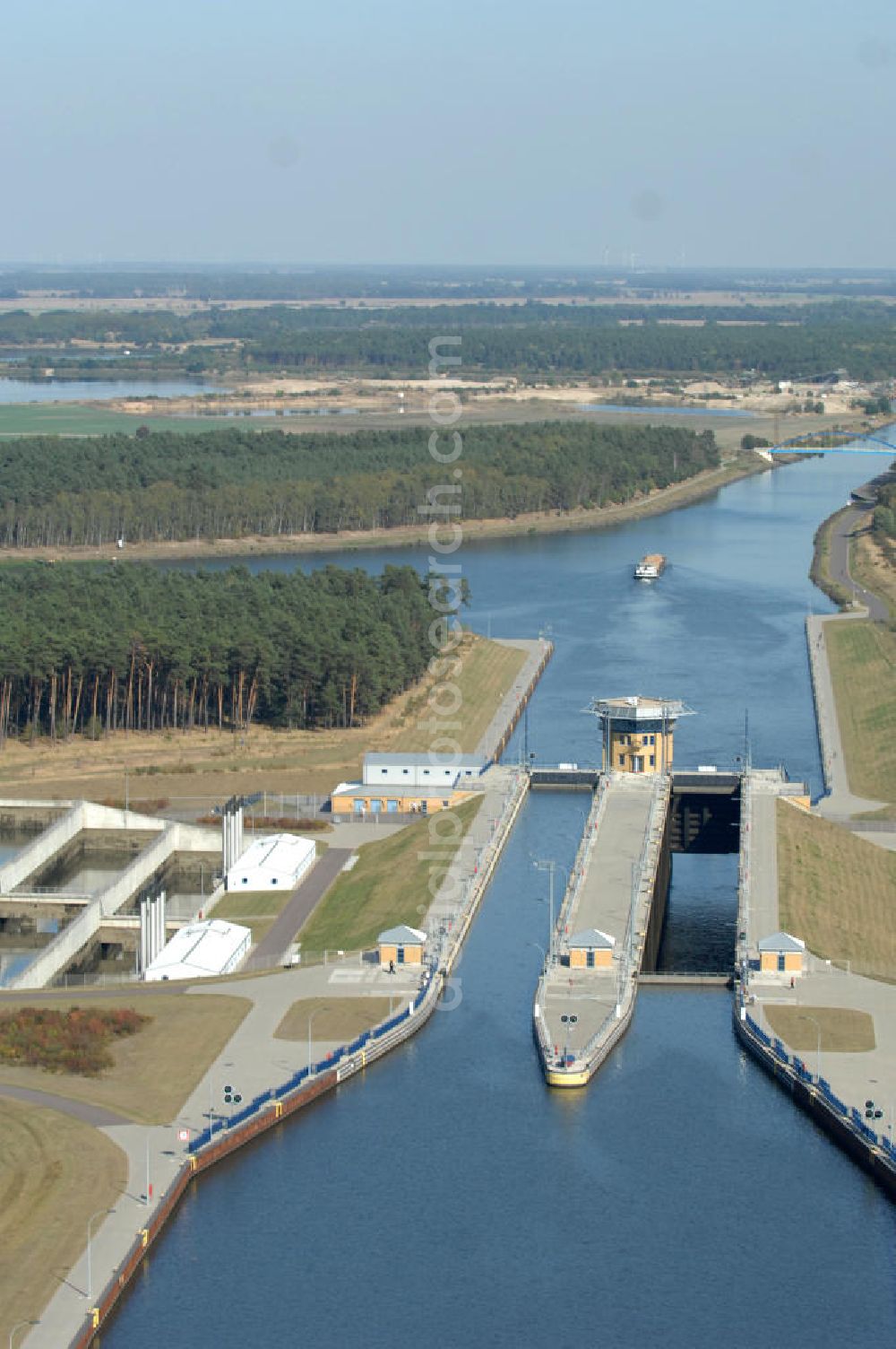 Hohenwarthe from the bird's eye view: Blick auf die an der Mittellandkanal-Haltung Südfeld-Hohenwarthe errichtete Doppelschleuse Hohenwarthe, mittels der die Schiffe rund 18,50 m tief in den Elbe-Havel-Kanal hinabgeschleust werden. Da die Leistungskapazität nur einer Schleusenkammer für den zu erwartenden Schiffsbetrieb nicht ausreichen würde, wurde eine doppelte Schleuse gebaut. Ein Projekt des WSV: Wasserstraßen-Neubauamt Magdeburg, 39106 Magdeburg, Tel. +49(0)391 535-0, email: wna-magdeburg@wsv.bund.de