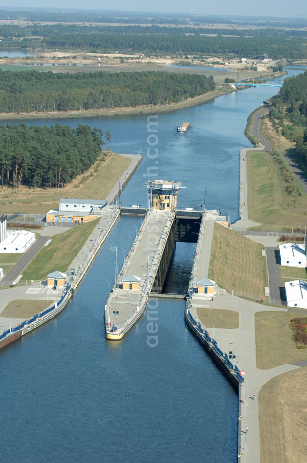 Aerial image Hohenwarthe - Blick auf die an der Mittellandkanal-Haltung Südfeld-Hohenwarthe errichtete Doppelschleuse Hohenwarthe, mittels der die Schiffe rund 18,50 m tief in den Elbe-Havel-Kanal hinabgeschleust werden. Da die Leistungskapazität nur einer Schleusenkammer für den zu erwartenden Schiffsbetrieb nicht ausreichen würde, wurde eine doppelte Schleuse gebaut. Ein Projekt des WSV: Wasserstraßen-Neubauamt Magdeburg, 39106 Magdeburg, Tel. +49(0)391 535-0, email: wna-magdeburg@wsv.bund.de