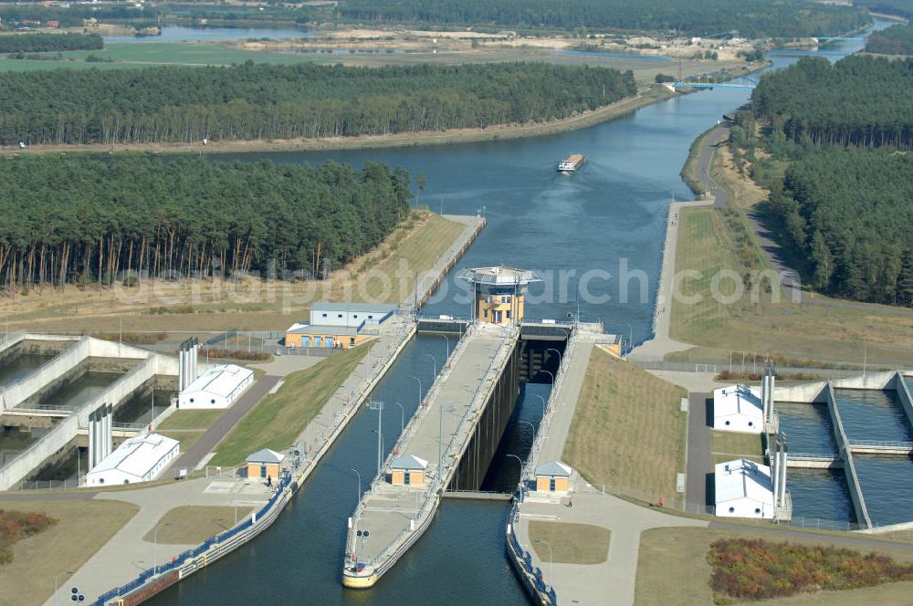 Aerial photograph Hohenwarthe - Blick auf die an der Mittellandkanal-Haltung Südfeld-Hohenwarthe errichtete Doppelschleuse Hohenwarthe, mittels der die Schiffe rund 18,50 m tief in den Elbe-Havel-Kanal hinabgeschleust werden. Da die Leistungskapazität nur einer Schleusenkammer für den zu erwartenden Schiffsbetrieb nicht ausreichen würde, wurde eine doppelte Schleuse gebaut. Ein Projekt des WSV: Wasserstraßen-Neubauamt Magdeburg, 39106 Magdeburg, Tel. +49(0)391 535-0, email: wna-magdeburg@wsv.bund.de