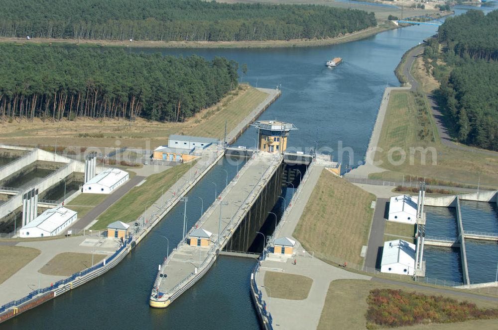 Hohenwarthe from above - Blick auf die an der Mittellandkanal-Haltung Südfeld-Hohenwarthe errichtete Doppelschleuse Hohenwarthe, mittels der die Schiffe rund 18,50 m tief in den Elbe-Havel-Kanal hinabgeschleust werden. Da die Leistungskapazität nur einer Schleusenkammer für den zu erwartenden Schiffsbetrieb nicht ausreichen würde, wurde eine doppelte Schleuse gebaut. Ein Projekt des WSV: Wasserstraßen-Neubauamt Magdeburg, 39106 Magdeburg, Tel. +49(0)391 535-0, email: wna-magdeburg@wsv.bund.de