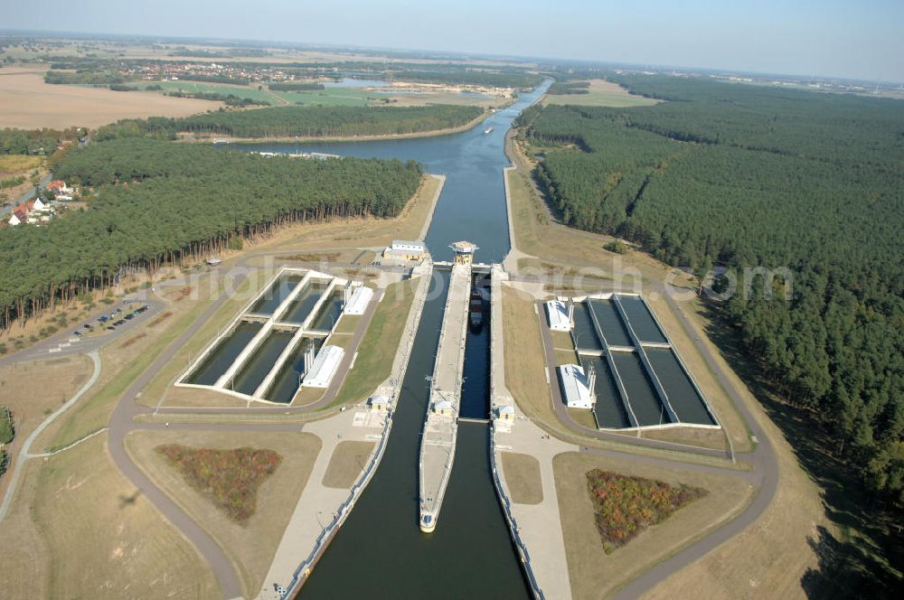 Aerial image Hohenwarthe - Blick auf die an der Mittellandkanal-Haltung Südfeld-Hohenwarthe errichtete Doppelschleuse Hohenwarthe, mittels der die Schiffe rund 18,50 m tief in den Elbe-Havel-Kanal hinabgeschleust werden. Da die Leistungskapazität nur einer Schleusenkammer für den zu erwartenden Schiffsbetrieb nicht ausreichen würde, wurde eine doppelte Schleuse gebaut. Ein Projekt des WSV: Wasserstraßen-Neubauamt Magdeburg, 39106 Magdeburg, Tel. +49(0)391 535-0, email: wna-magdeburg@wsv.bund.de