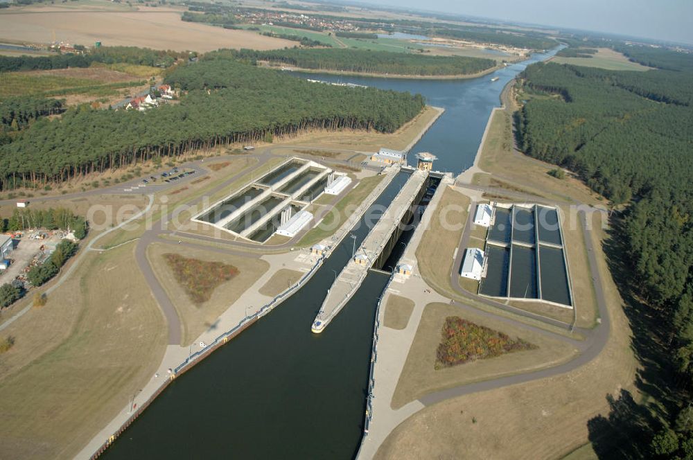 Aerial photograph Hohenwarthe - Blick auf die an der Mittellandkanal-Haltung Südfeld-Hohenwarthe errichtete Doppelschleuse Hohenwarthe, mittels der die Schiffe rund 18,50 m tief in den Elbe-Havel-Kanal hinabgeschleust werden. Da die Leistungskapazität nur einer Schleusenkammer für den zu erwartenden Schiffsbetrieb nicht ausreichen würde, wurde eine doppelte Schleuse gebaut. Ein Projekt des WSV: Wasserstraßen-Neubauamt Magdeburg, 39106 Magdeburg, Tel. +49(0)391 535-0, email: wna-magdeburg@wsv.bund.de