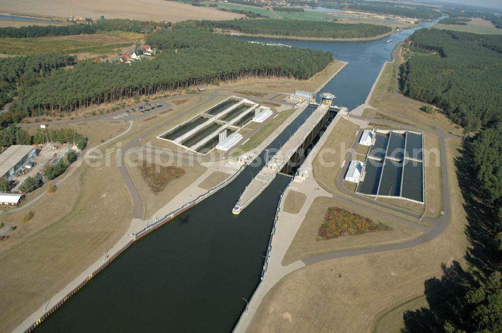 Hohenwarthe from above - Blick auf die an der Mittellandkanal-Haltung Südfeld-Hohenwarthe errichtete Doppelschleuse Hohenwarthe, mittels der die Schiffe rund 18,50 m tief in den Elbe-Havel-Kanal hinabgeschleust werden. Da die Leistungskapazität nur einer Schleusenkammer für den zu erwartenden Schiffsbetrieb nicht ausreichen würde, wurde eine doppelte Schleuse gebaut. Ein Projekt des WSV: Wasserstraßen-Neubauamt Magdeburg, 39106 Magdeburg, Tel. +49(0)391 535-0, email: wna-magdeburg@wsv.bund.de