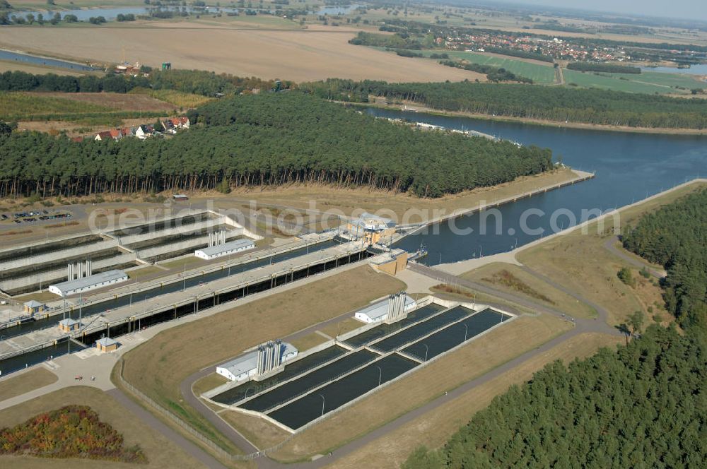 Hohenwarthe from the bird's eye view: Blick auf die an der Mittellandkanal-Haltung Südfeld-Hohenwarthe errichtete Doppelschleuse Hohenwarthe, mittels der die Schiffe rund 18,50 m tief in den Elbe-Havel-Kanal hinabgeschleust werden. Da die Leistungskapazität nur einer Schleusenkammer für den zu erwartenden Schiffsbetrieb nicht ausreichen würde, wurde eine doppelte Schleuse gebaut. Ein Projekt des WSV: Wasserstraßen-Neubauamt Magdeburg, 39106 Magdeburg, Tel. +49(0)391 535-0, email: wna-magdeburg@wsv.bund.de