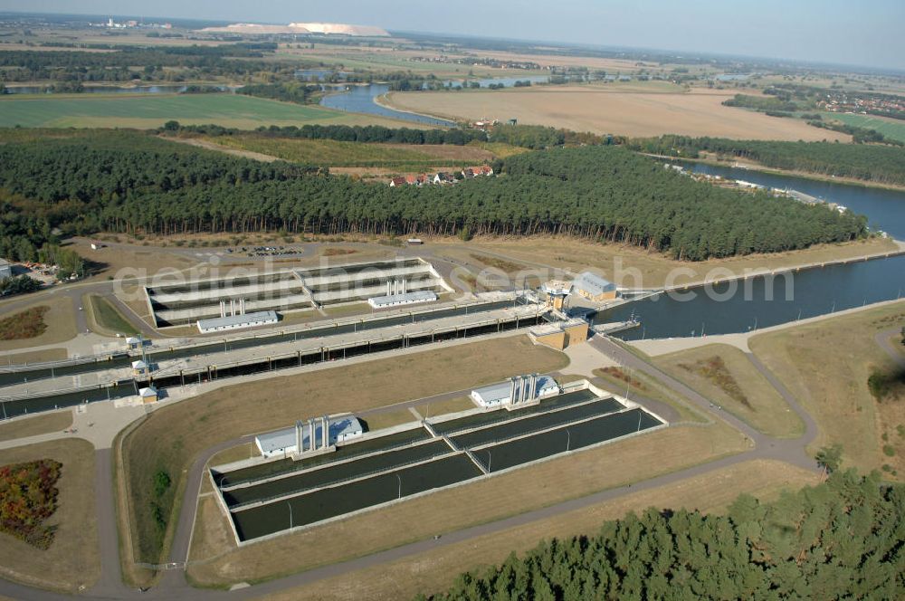 Aerial image Hohenwarthe - Blick auf die an der Mittellandkanal-Haltung Südfeld-Hohenwarthe errichtete Doppelschleuse Hohenwarthe, mittels der die Schiffe rund 18,50 m tief in den Elbe-Havel-Kanal hinabgeschleust werden. Da die Leistungskapazität nur einer Schleusenkammer für den zu erwartenden Schiffsbetrieb nicht ausreichen würde, wurde eine doppelte Schleuse gebaut. Ein Projekt des WSV: Wasserstraßen-Neubauamt Magdeburg, 39106 Magdeburg, Tel. +49(0)391 535-0, email: wna-magdeburg@wsv.bund.de