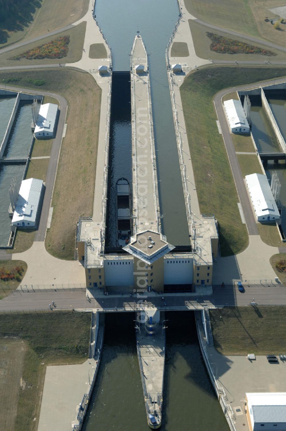 Aerial photograph Hohenwarthe - Blick auf die an der Mittellandkanal-Haltung Südfeld-Hohenwarthe errichtete Doppelschleuse Hohenwarthe, mittels der die Schiffe rund 18,50 m tief in den Elbe-Havel-Kanal hinabgeschleust werden. Da die Leistungskapazität nur einer Schleusenkammer für den zu erwartenden Schiffsbetrieb nicht ausreichen würde, wurde eine doppelte Schleuse gebaut. Ein Projekt des WSV: Wasserstraßen-Neubauamt Magdeburg, 39106 Magdeburg, Tel. +49(0)391 535-0, email: wna-magdeburg@wsv.bund.de