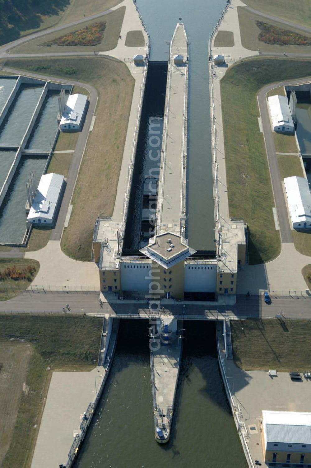 Hohenwarthe from above - Blick auf die an der Mittellandkanal-Haltung Südfeld-Hohenwarthe errichtete Doppelschleuse Hohenwarthe, mittels der die Schiffe rund 18,50 m tief in den Elbe-Havel-Kanal hinabgeschleust werden. Da die Leistungskapazität nur einer Schleusenkammer für den zu erwartenden Schiffsbetrieb nicht ausreichen würde, wurde eine doppelte Schleuse gebaut. Ein Projekt des WSV: Wasserstraßen-Neubauamt Magdeburg, 39106 Magdeburg, Tel. +49(0)391 535-0, email: wna-magdeburg@wsv.bund.de