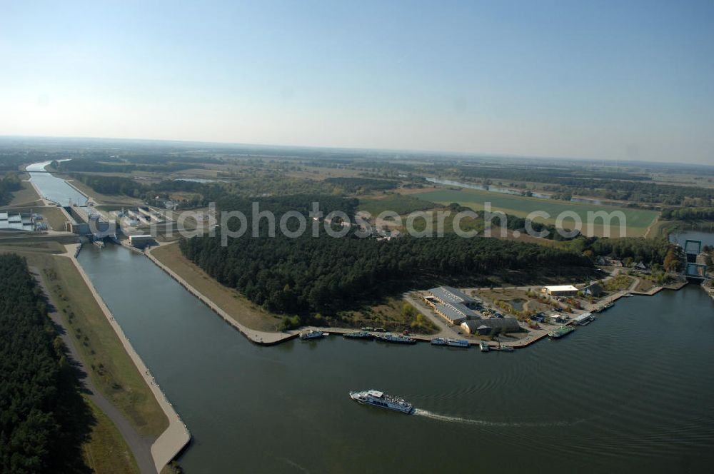 Hohenwarthe from the bird's eye view: Blick auf die an der Mittellandkanal-Haltung Südfeld-Hohenwarthe errichtete Doppelschleuse Hohenwarthe, mittels der die Schiffe rund 18,50 m tief in den Elbe-Havel-Kanal hinabgeschleust werden. Da die Leistungskapazität nur einer Schleusenkammer für den zu erwartenden Schiffsbetrieb nicht ausreichen würde, wurde eine doppelte Schleuse gebaut. Ein Projekt des WSV: Wasserstraßen-Neubauamt Magdeburg, 39106 Magdeburg, Tel. +49(0)391 535-0, email: wna-magdeburg@wsv.bund.de