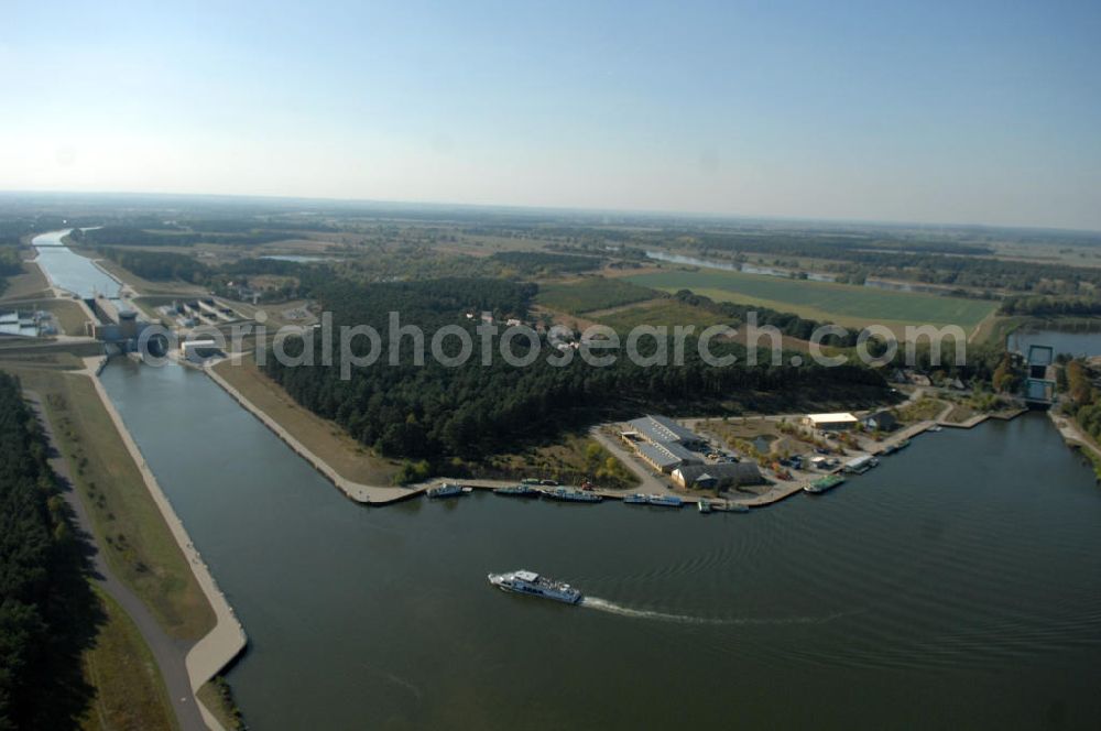 Aerial image Hohenwarthe - Blick auf die an der Mittellandkanal-Haltung Südfeld-Hohenwarthe errichtete Doppelschleuse Hohenwarthe, mittels der die Schiffe rund 18,50 m tief in den Elbe-Havel-Kanal hinabgeschleust werden. Da die Leistungskapazität nur einer Schleusenkammer für den zu erwartenden Schiffsbetrieb nicht ausreichen würde, wurde eine doppelte Schleuse gebaut. Ein Projekt des WSV: Wasserstraßen-Neubauamt Magdeburg, 39106 Magdeburg, Tel. +49(0)391 535-0, email: wna-magdeburg@wsv.bund.de